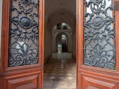 Il portone �strombato�, ovvero rientrante rispetto al prospetto, � in legno con elementi in ferro battuto finemente lavorato e presenta stipiti e archivolto riccamente scolpiti